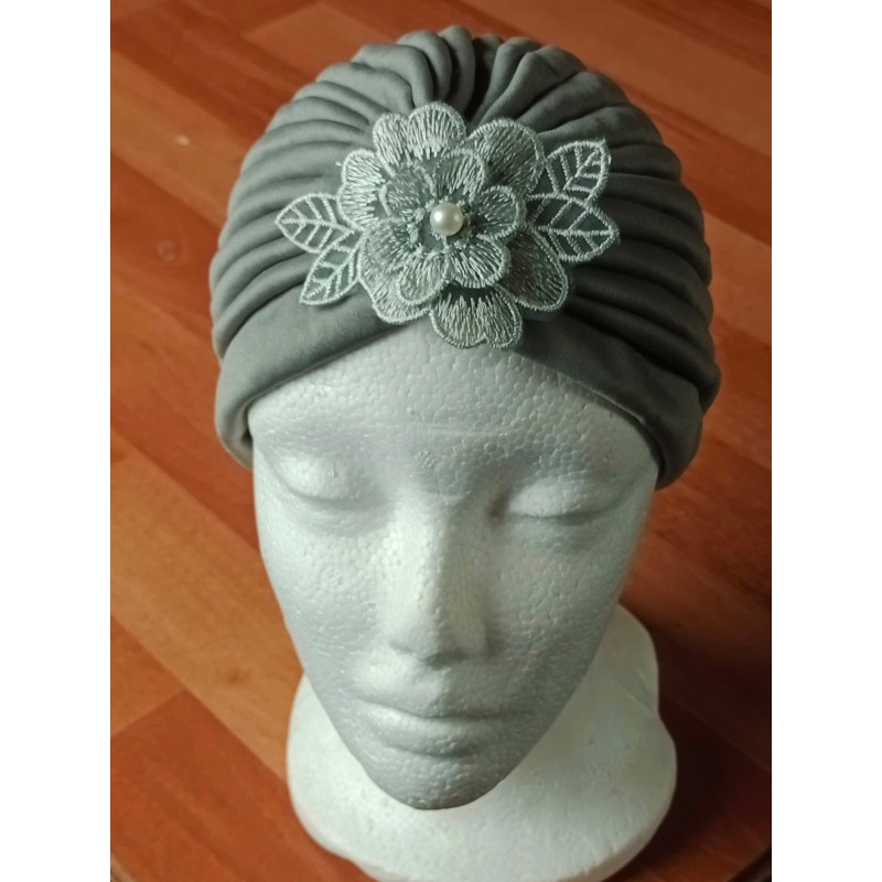 Turbante color Gris con adorno bordado en tono gris tela primavera verano