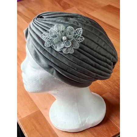 Turbante color Gris con adorno bordado en tono gris tela primavera verano