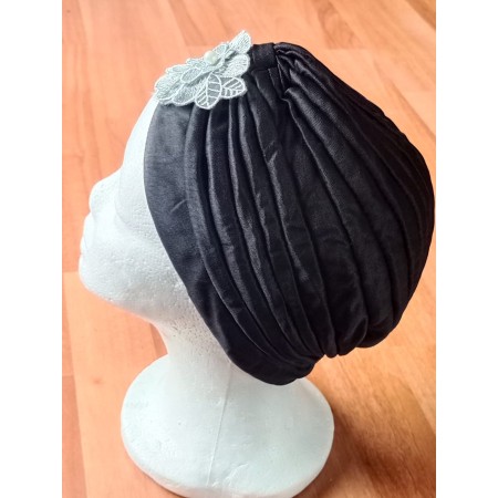 Turbante color Negro con adorno bordado en tono gris, tela primavera verano